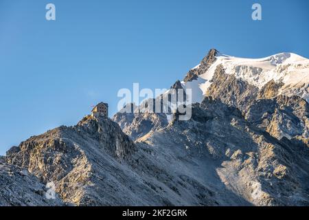 Felsiger Gipfel und Gletscher des Ortler Berges, 3 905 m, und Julius Payer Haus auf normaler Route. Der höchste Gipfel Tirols und das ehemalige österreichisch-ungarische Reich. Ostalpen, Italien Stockfoto