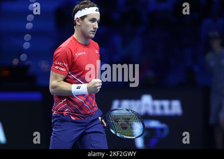 Turin, italien, 16/11/2022, Turin, Italien. 15.. November 2022. Casper Ruud aus Norwegen feiert während des Round Robin Red Group Einzelspiel zwischen Casper Ruud aus Norwegen und Taylor Fritz aus den USA am dritten Tag des Nitto ATP World Tour Finals in Pala Alpitour am 15. November 2022 in Turin, Italien Credit: Marco Canoniero/Alamy Live News Stockfoto