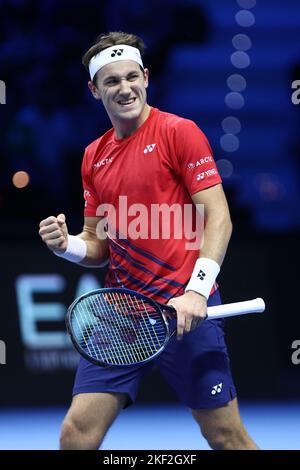 Turin, italien, 16/11/2022, Turin, Italien. 15.. November 2022. Casper Ruud aus Norwegen feiert während des Round Robin Red Group Einzelspiel zwischen Casper Ruud aus Norwegen und Taylor Fritz aus den USA am dritten Tag des Nitto ATP World Tour Finals in Pala Alpitour am 15. November 2022 in Turin, Italien Credit: Marco Canoniero/Alamy Live News Stockfoto