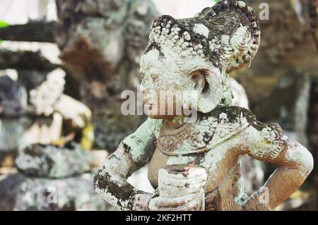 Eine Steinstatue eines Hindu-gottes in Pura Tirta Empul, dem balinesischen Heilig-Wasser-Tempel in der Nähe von Tpaksiring – Ubud; Bali, Indonesien Stockfoto