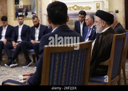 Teheran, Teheran, Iran. 14.. November 2022. Ein Handout-Foto, das vom iranischen Präsidialamt des iranischen Präsidenten EBRAHIM RAISI während eines Treffens mit Mitgliedern der iranischen Nationalmannschaft vor ihrem Abflug zur FIFA-Weltmeisterschaft Katar 2022 im Präsidialamt zur Verfügung gestellt wurde. Der Iran wird sich in der Gruppe B der FIFA Fußball-Weltmeisterschaft 2022 in Katar den USA, England und Wales stellen. (Bild: © iranischer Ratsvorsitz über ZUMA Press Wire) Stockfoto