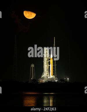 Cape Canaveral, Florida, USA. 14.. November 2022. Der Mond steigt mit der Orion-Sonde an Bord des Launch Pad 39B über die NASA-Rakete Space Launch System (SLS), während die Vorbereitungen für den Start im Kennedy Space Center der NASA in Florida fortgesetzt werden. Der Artemis I-Flugtest der NASA ist der erste integrierte Test der Deep-Space-Explorationssysteme der Agentur: Die Raumsonde Orion, die SLS-Rakete und die unterstützenden Bodensysteme. Der Start des Tests ohne Besatzungsmacht ist für den 16. November um 1:04 Uhr EST geplant. Quelle: Bill Ingalls/NASA/ZUMA Press Wire Service/ZUMAPRESS.com/Alamy Live News Stockfoto