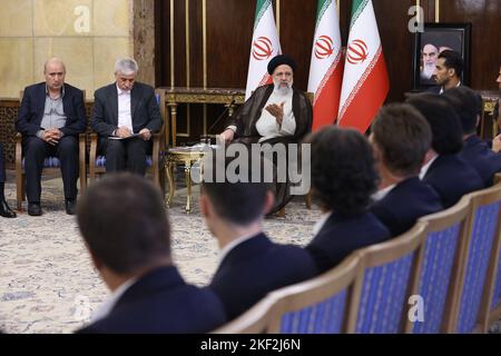 Teheran, Teheran, Iran. 14.. November 2022. Ein Handout-Foto, das vom iranischen Präsidialamt des iranischen Präsidenten EBRAHIM RAISI während eines Treffens mit Mitgliedern der iranischen Nationalmannschaft vor ihrem Abflug zur FIFA-Weltmeisterschaft Katar 2022 im Präsidialamt zur Verfügung gestellt wurde. Der Iran wird sich in der Gruppe B der FIFA Fußball-Weltmeisterschaft 2022 in Katar den USA, England und Wales stellen. (Bild: © iranischer Ratsvorsitz über ZUMA Press Wire) Stockfoto