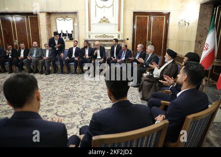 Teheran, Teheran, Iran. 14.. November 2022. Ein Handout-Foto, das vom iranischen Präsidialamt des iranischen Präsidenten EBRAHIM RAISI während eines Treffens mit Mitgliedern der iranischen Nationalmannschaft vor ihrem Abflug zur FIFA-Weltmeisterschaft Katar 2022 im Präsidialamt zur Verfügung gestellt wurde. Der Iran wird sich in der Gruppe B der FIFA Fußball-Weltmeisterschaft 2022 in Katar den USA, England und Wales stellen. (Bild: © iranischer Ratsvorsitz über ZUMA Press Wire) Stockfoto