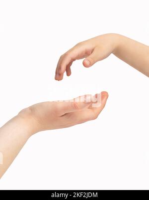 Die Hand eines Kindes, das auf einem isolierten weißen Hintergrund nach der Hand seiner Mutter greift Stockfoto