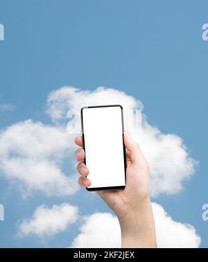 Man Hand präsentiert eine Smartphone-Bildschirm-Anwendung über isolierten Cloud-Hintergrund.Online-Cloud-Kommunikationskonzept Stockfoto