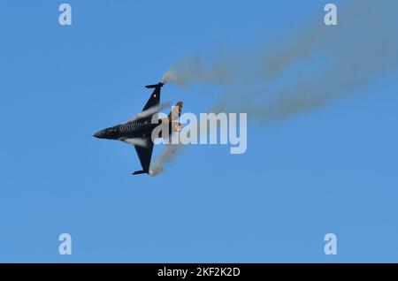 Gdynia, Polen - 22. August 2021: Flug des F 16-Flugzeugs auf der Aero Baltic Show in Gdynia, Polen. Stockfoto