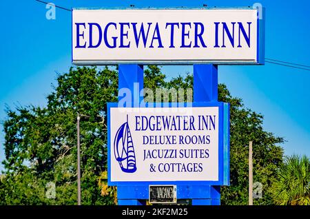 Das Edgewater Inn Schild ist am 13. November 2022 in Biloxi, Mississippi, abgebildet. Das dreistöckige Motor Inn wurde 1987 am Beach Boulevard erbaut. Stockfoto