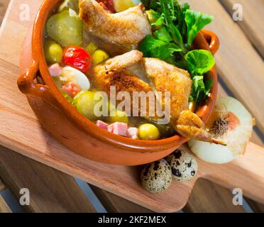 Soljanka mit Wachteln und Gemüse Stockfoto