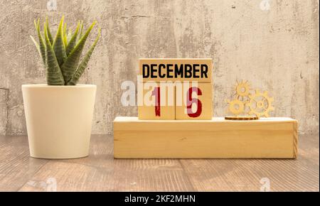 Dezember 16 Vintage Holzblock Kalender, festliche Bokeh Lichter Hintergrund, süß sechzehn. Stockfoto