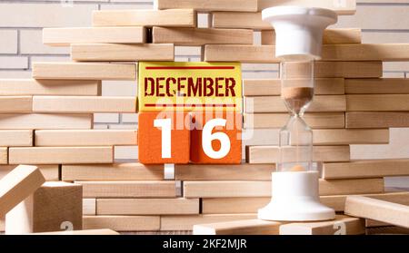 Dezember 16 Vintage Holzblock Kalender, festliche Bokeh Lichter Hintergrund, süß sechzehn. Stockfoto