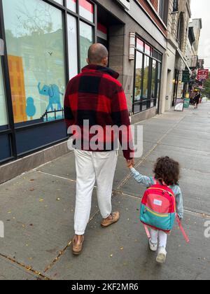 Vater geht seine Tochter morgens in den Kindergarten in Brooklyn, New York. Stockfoto