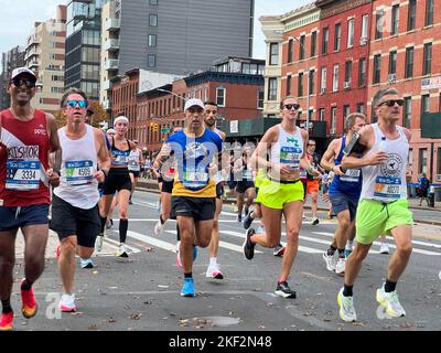 2022 TCS New York City Marathon-Läufer fahren auf der 4. Avenue durch Park Slope Brooklyn während der ersten Etappe des Rennens. Stockfoto