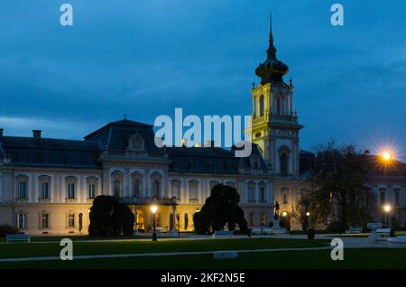 Bild des Nachtlichts des Festetics Palastes in Keszthely von Ungarn Stockfoto