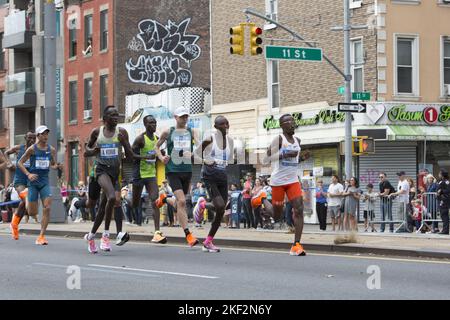 2022 TCS New York City Marathon-Läufer fahren auf der 4. Avenue durch Park Slope Brooklyn während der ersten Etappe des Rennens. Professionelle männliche Spitzenläufer, darunter Evans Chebet aus Kenia, der das Rennen schließlich gewann. Zuvor gewann er auch den Boston-Marathon 2022. Stockfoto