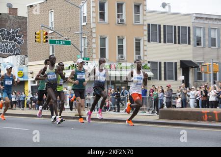 2022 TCS New York City Marathon-Läufer fahren auf der 4. Avenue durch Park Slope Brooklyn während der ersten Etappe des Rennens. Professionelle männliche Spitzenläufer, darunter Evans Chebet aus Kenia, der das Rennen schließlich gewann. Zuvor gewann er auch den Boston-Marathon 2022. Stockfoto