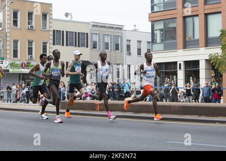 2022 TCS New York City Marathon-Läufer fahren auf der 4. Avenue durch Park Slope Brooklyn während der ersten Etappe des Rennens. Professionelle männliche Spitzenläufer, darunter Evans Chebet aus Kenia, der das Rennen schließlich gewann. Zuvor gewann er auch den Boston-Marathon 2022. Stockfoto