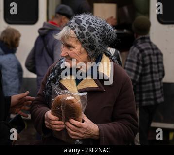 Lyman, Ukraine. 14. Oktober 2022. Ein Bewohner von Lyman sah ein Lächeln, nachdem er im Rahmen der humanitären Hilfe ein Brot erhalten hatte. Die Behörden sind sich nicht sicher, ob sie diese Wasser- und Energiedienstleistungen im kommenden Winter wiederherstellen könnten. (Bild: © Ashley Chan/SOPA Images via ZUMA Press Wire) Stockfoto