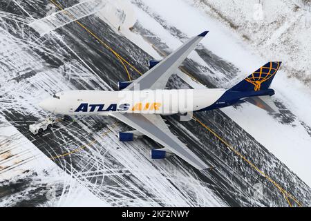 Atlas Air Cargo Boeing 747 Frachter am Flughafen Anchorage nach Schnee. 747-400F Frachtflugzeug von AtlasAir. Stockfoto