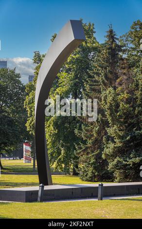 Estland, Tallinn - 21. Juli 2022: Nahaufnahme des Broken Line Monument, 1994 Katastrophendenkmal für Fährschiffe, in seinem grünen Margaret's Garden Park unter Bl Stockfoto