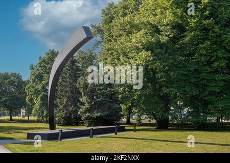 Estland, Tallinn - 21. Juli 2022: Landscapem The Broken Line Monument, 1994 Gedenkstätte für die Katastrophe von Fährschiffen, in seinem grünen Margaret's Garden Park unter Bl Stockfoto