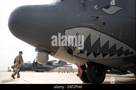 Ein Pilot der US-Luftwaffe HC-130J Combat King II, der der 81. Expeditionary Rescue Squadron (ERQS) zugewiesen wurde, umläuft vor dem Flug in Camp Lemonnier, Dschibuti, 11. Oktober 2022 einen HC-130J, bevor er Routineflugoperationen im Zuständigkeitsbereich der Combined Joint Task Force - Horn of Africa (CJTF-HOA) durchführt. Die 81. ERQS ist eine schnell einsetzbare Kampfsuch- und Rettungseinheit, die taktische Luftbetankung, Luftabwurf und Luftanflug von Personal und/oder Ausrüstung während Tag- oder Nachteinsätzen durchführen kann, um die Rückgewinnung von Kampfpersonal innerhalb der CJTF-HOA zu unterstützen. (USA Luftwaffe Foto von Senior Airma Stockfoto