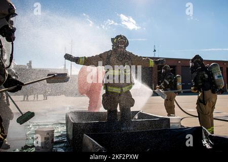 Luftwaffenleute der 179. Airlift Wing Civil Engineering Squadron führen eine CBRNE-Übung im 179. Airlift Wing, Mansfield, Ohio, 6.. November 2022 durch. Während der Übung übten die Mitglieder reale Szenarien, um ihre Bereitschaft zu erhöhen. (USA. Air National Guard Foto von Staff Sgt. Alexis Wade) Stockfoto