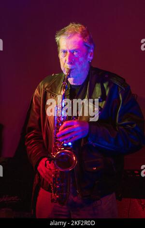 Nik Turner beim Judge Trev Memorial Konzert, 24. November 2012 im Brunswick, Hove Stockfoto