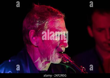 Nik Turner beim Judge Trev Memorial Konzert, 24. November 2012 im Brunswick, Hove Stockfoto