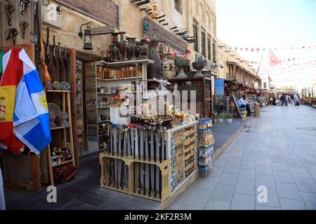 Doha, Katar. 14.. November 2022. : Touristen besuchen den Souq Waqif ein alter beliebter Markt außerhalb bleibt ein beliebtes Ziel für Besucher, Einwohner und Touristen in Katar während der FIFA Fußball-Weltmeisterschaft Katar 2022. Auf Doha, Katar. (Bild: © Sidhik Keerantakath/eyepix via ZUMA Press Wire) Stockfoto