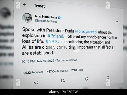 Warschau, Polen. 16.. November 2022. Der Tweet von NATO-Generalsekretär Jens Stoltenberg ist auf Twitter auf diesem Foto in Warschau, Polen, am 16. November 2022 zu sehen. Politiker und Staats- und Regierungschefs der Welt reagierten auf Twitter, nachdem eine russische Missle struk a Village in Südpolen am Dienstag zu Notfallsitzungen von NATO-Mitgliedern veranlasst hatte. (Foto von Jaap Arriens/Sipa USA) Quelle: SIPA USA/Alamy Live News Stockfoto