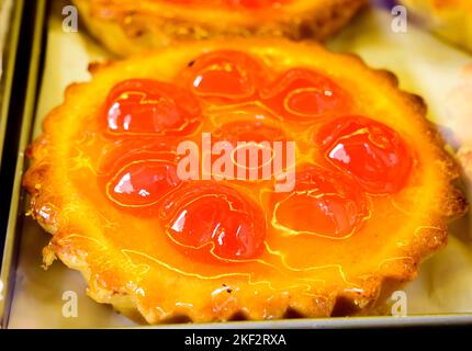 Gebackene süße Desserts Kuchen auf dem Display in der Balery in Lissabon, Portugal, Nahaufnahme Stockfoto