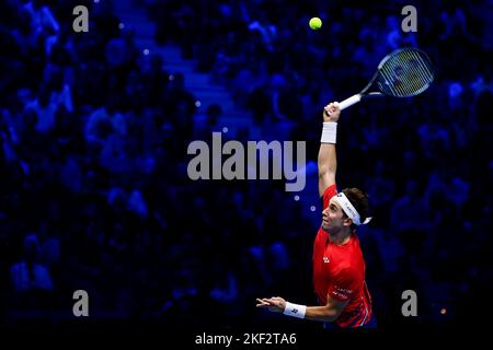 Turin, Italien. 15. November 2022. Casper Ruud aus Norwegen dient während seines Round-Robin-Spiels gegen Taylor Fritz aus den USA am dritten Tag des Nitto ATP Finals. Kredit: Nicolò Campo/Alamy Live Nachrichten Stockfoto