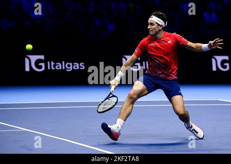 Turin, Italien. 15. November 2022. Casper Ruud aus Norwegen spielt während seines Round-Robin-Spiels gegen Taylor Fritz aus den USA am dritten Tag des Nitto ATP Finals eine Rückhand. Kredit: Nicolò Campo/Alamy Live Nachrichten Stockfoto