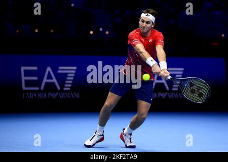 Turin, Italien. 15. November 2022. Casper Ruud aus Norwegen spielt während seines Round-Robin-Spiels gegen Taylor Fritz aus den USA am dritten Tag des Nitto ATP Finals eine Rückhand. Kredit: Nicolò Campo/Alamy Live Nachrichten Stockfoto