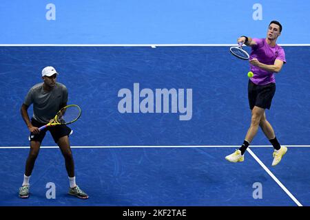 Turin, Italien. 15. November 2022. Rajeev RAM aus den USA und Joe Salisbury aus Großbritannien sind während ihres Round-Robin-Spiels gegen Lloyd Glaspoel aus Großbritannien und Harri Heliovaara aus Finnland am dritten Tag des Nitto ATP Finals in Aktion. Rajeev RAM und Joe Salisbury gewannen das Spiel 7-5, 6-4. Kredit: Nicolò Campo/Alamy Live Nachrichten Stockfoto