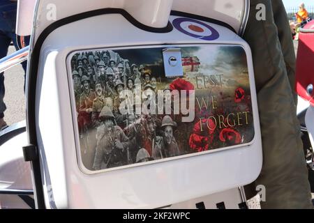 Eine ergreifende Botschaft über die patriotisch dekorierte Vespa PX125, die einem Scooteristen aus Daventry, Northamptonshire Vespa & Lambretta Scooter Club, gehört. Stockfoto