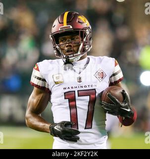 Philadelphia, Pennsylvania, USA. 14.. November 2022. Terry McLaurin (17), Wide Receiver der Washington Commander, vor dem Spiel gegen die Philadelphia Eagles im Lincoln Financial Field. (Bild: © Debby Wong/ZUMA Press Wire) Bild: ZUMA Press, Inc./Alamy Live News Stockfoto