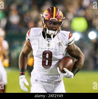 Philadelphia, Pennsylvania, USA. 14.. November 2022. Washington Commanders laufen Brian Robinson Jr. (8) vor dem Spiel gegen die Philadelphia Eagles im Lincoln Financial Field zurück. (Bild: © Debby Wong/ZUMA Press Wire) Bild: ZUMA Press, Inc./Alamy Live News Stockfoto