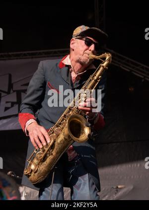 Nik Turner tritt mit Space Ritual beim Weyfest, 2011, auf Stockfoto