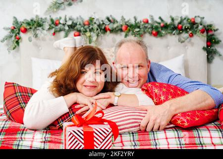 Leidenschaftliches romantisches Paar, das Zeit zusammen verbringt. Cristmas, Neujahrsurlaub zu Hause Konzept. Stockfoto