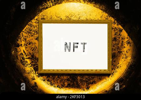 Digitaler NFT-Krypto-Kunsttext auf weißem Rahmen auf goldenem Hintergrund. Kryptowährung für nicht-fungible Token Stockfoto