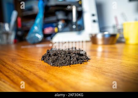 Durchführung eines Bodentests in einem Heimlabor. Boden auf einem Tisch. Brauner Schmutz auf einem Feld. Erdhaufen und Kompost Stockfoto