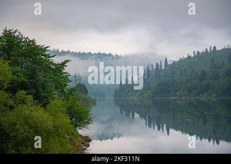 Schöne Aussicht auf den Shaor Stausee im Sommer Stockfoto