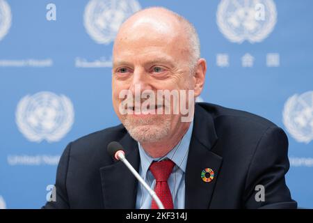 John Wilmoth nimmt allein mit Maria-Isca Spatolisano und IB Petersen an der Pressekonferenz am Tag der 8 Milliarden im UN-Hauptquartier Teil. Am 15. November 2022 haben die Vereinten Nationen offiziell erklärt, dass die Weltbevölkerung 8 Milliarden Menschen erreicht hat. UN-Beamte erklärten, dass das schnelle Wachstum der menschlichen Bevölkerung ein Beweis für Erfolge im Bereich der öffentlichen Gesundheit und der Medizin sei. Gleichzeitig verlangsamt sich das Wachstum der Weltbevölkerung insbesondere in den Industrieländern und konzentriert sich vor allem auf die ärmsten Länder. (Foto von Lev Radin/Pacific Press) Stockfoto