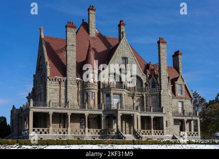 Craigdarroch Castle, eine National Historic Site von Kanada in Victoria, British Columbia, mit Schnee gesehen. Stockfoto