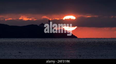 Sonnenaufgang über der Juan de Fuca Strait und den Trial Islands, von der Ross Bay in Victoria, British Columbia, Kanada aus gesehen. Stockfoto