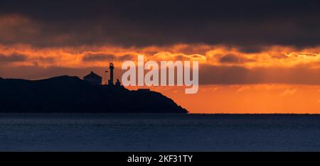 Sonnenaufgang über der Juan de Fuca Strait und den Trial Islands, von der Ross Bay in Victoria, British Columbia, Kanada aus gesehen. Stockfoto