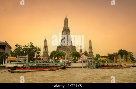 Bangkok, Thailand. 4. November 2022;Blick auf den Tempel Wat Arun von der Bootstour aus. Wat Arun ist ein buddhistischer Tempel im Stadtteil Yai von Bangkok. Stockfoto