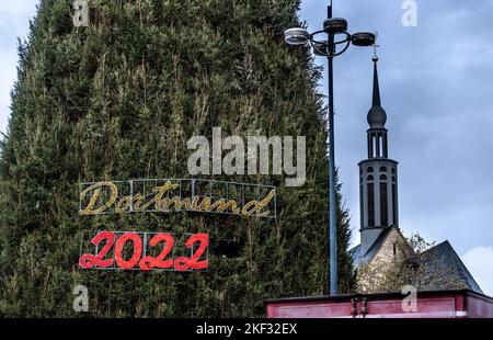 Dortmund, Deutschland. 09.. November 2022. Der große Weihnachtsbaum wird auf dem Dortmunder Weihnachtsmarkt errichtet. Schausteller sehen das Weihnachtsgeschäft positiv an. Nach zwei weitgehend gescheiterten Saisons erlebt das Volksfest derzeit ein Comeback. Showmen und Markthändler blicken daher trotz gestiegenen Kosten positiv auf das wichtige Weihnachtsgeschäft. (To dpa: ''Occupational Optimists': Showmen before the Christmas Business') Credit: Dieter Menne/dpa/Alamy Live News Stockfoto